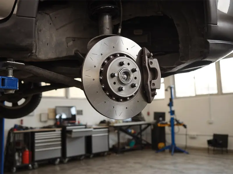 Bremsscheibe und Bremssattel an einem Fahrzeug auf der Hebebühne